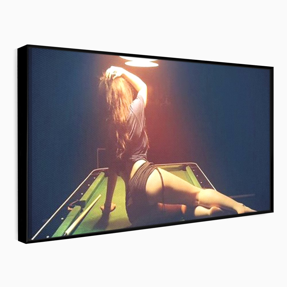 Tablou canvas cu tablou canvas cu silueta feminina pe masa de biliard, in rama de aluminiu negru
